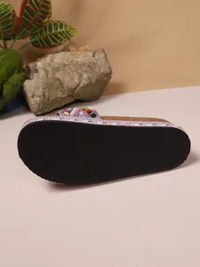 Vista de primer plano de la suela de sandalias de plataforma para mujer con textura negra