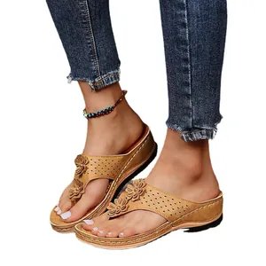 Elegante Damen Sommer Keil-Zehentrenner mit 3D-Blumenakzenten und bequemer Plateausohle