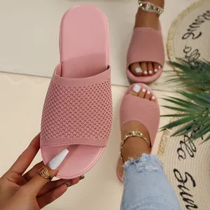 Gros plan de sandales plates en maille rose pour femmes avec une bride unique confortable.