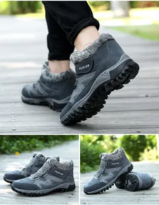Vue détaillée des bottes de neige grises avec doublure en fourrure et semelle robuste