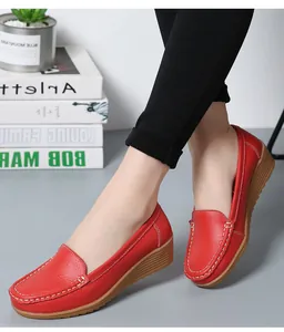 Detailansicht roter Leder-Slipper mit Keilabsatz für Damen und weißen Kontrastnähten