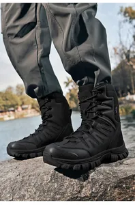 Bottes de randonnée tactiques noires pour hommes avec semelles antidérapantes.