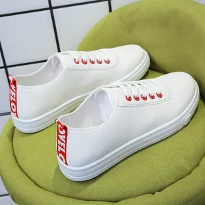 Κλασικά λευκά δερμάτινα sneakers με κόκκινη λεπτομέρεια στη φτέρνα και στρογγυλή μύτη