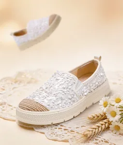Detalle de alpargatas de lentejuelas blancas para mujer con puntera tejida.