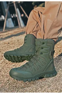 Vue détaillée des bottes de randonnée tactiques vert olive en extérieur