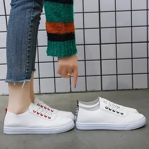 Casual λευκά δερμάτινα γυναικεία sneakers με στρογγυλή μύτη και λεπτή σόλα με κορδόνια