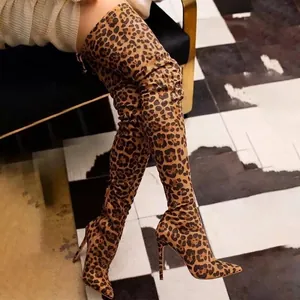 Bottes cuissardes tendance à imprimé léopard avec bout pointu et talons aiguilles élégants