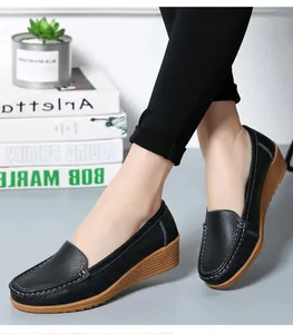 Bequeme schwarze Leder-Loafers mit Keilabsatz für Damen und stilvoller weißer Naht