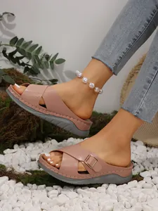 Casual pink cross-strap platform slippers for women with decorative buckle