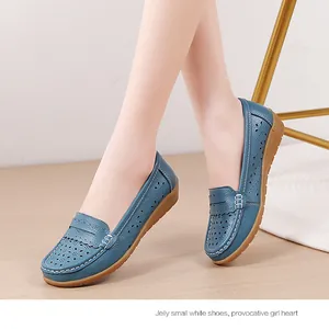 Elegante blaue Leder-Loafer mit Lochmuster für Damen mit weicher Keilsohle