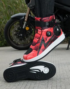 Vista detallada de botas rojas para moto con patrón de nubes y sistema de cierre giratorio