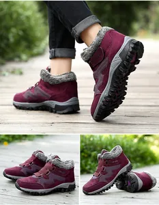 Détail de bottes de neige d'hiver violettes avec doublure en fausse fourrure grise