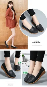Nahaufnahme von schwarzen Leder-Loafers für Damen mit bequemem, niedrigem Keilabsatz