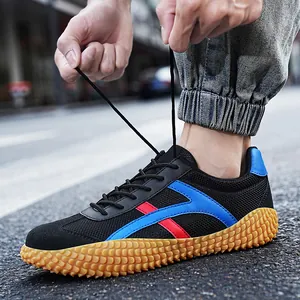 Zapatillas casuales transpirables de malla negra para hombre con rayas azules y rojas