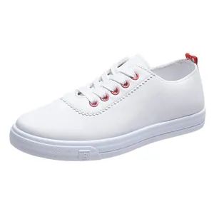 Κλασικά λευκά δερμάτινα γυναικεία sneakers με κόκκινες λεπτομέρειες και λεπτή σόλα