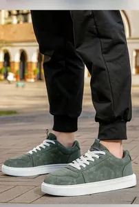 Vue détaillée de baskets décontractées en cuir vert foncé avec d'épaisses semelles blanches