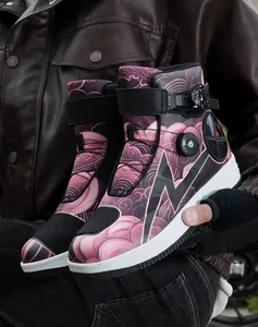 Detalle de las botas de moto con estampado de nubes rosas y cierre de hebilla giratoria