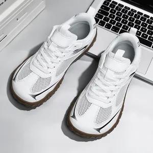 Baskets blanches respirantes à bout large avec semelle en gomme marron
