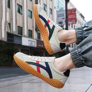 Zapatillas casuales ligeras de malla blanco roto con suela de goma con textura