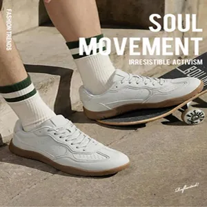 Vista dettagliata di scarpe bianche casual con suola in gomma e design a punta larga su skate.