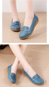 Detailansicht blauer lasergeschnittener Leder-Loafer mit weicher Keilsohle für Damen