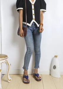 Infradito casual da donna con plateau blu e cinturini intrecciati mostrate su modella.