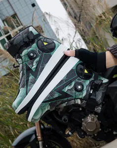 Vista detallada de botas de motociclista con patrón de nubes verdes y diseño de rayo.