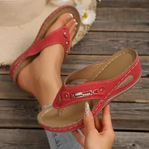 Sandalias de cuña rojas para mujer con hebilla metálica y suela de poliuretano.