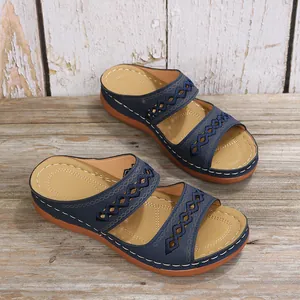 Sandales à talons compensés bleu marine rétro avec doubles brides brodées sur bois