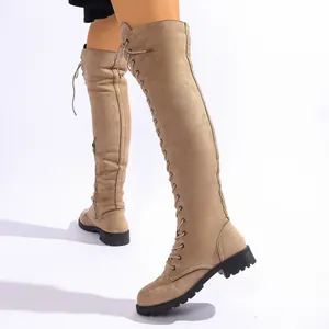 Bottes cuissardes beiges en similicuir suédé avec laçage frontal et talon bas robuste