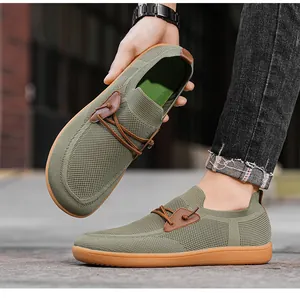 Vue détaillée des chaussures de marche respirantes en maille verte pour hommes