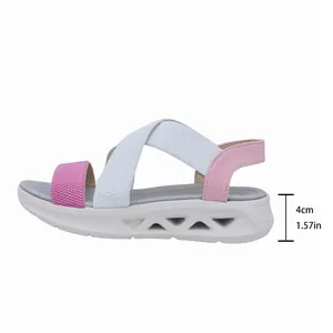 Détail de la sandale à plateforme rose et blanche avec mesure du talon de 4 cm