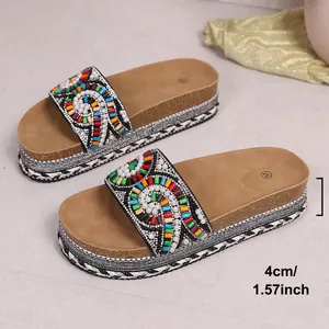 Primer plano de sandalias bohemias con plataforma, tacón de 4 cm y correa de cuentas
