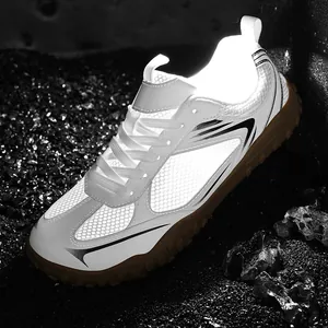 Chaussures de sport en maille blanche avec semelle en gomme antidérapante