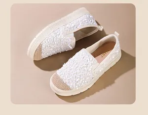 Detalle de primer plano de alpargatas blancas con lentejuelas para mujer de alta calidad