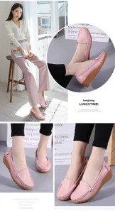 Detailansicht der rosafarbenen Plateau-Loafer für Damen mit eleganten weißen Nähten