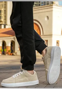 Vue latérale de baskets à plateforme beige avec semelle blanche sur rue pavée
