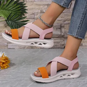 Gros plan de sandales à plateforme roses et orange avec semelles souples pour femmes