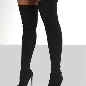 Vue de côté des bottes hautes en maille noire avec des talons hauts élégants