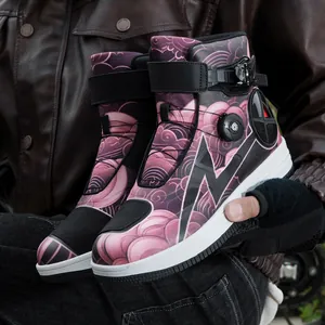 Botas altas para moto con patrón de nubes rosas y un sistema de cierre mecánico
