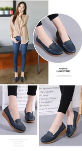 Detailansicht dunkelblauer Keilschuhe mit weißen Nähten an einem asiatischen Model