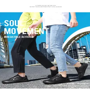 Sneaker nere leggere e antiscivolo per ragazzi con design a punta larga e confortevole.