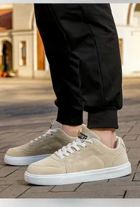 Vue latérale de baskets à plateforme beiges minimalistes avec semelles blanches.