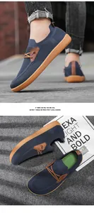 Vue détaillée des mocassins pour hommes en tricot bleu marine respirant à bout large