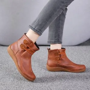 Klassische Retro-Stiefeletten aus braunem Leder für Damen mit seitlichem Riemendesign