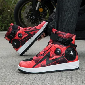 Botas altas de moto con patrón de nubes rojas y un sistema de cierre giratorio.
