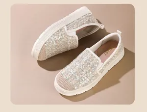 Detalle de elegantes alpargatas de tweed con lentejuelas y puntera tejida a mano