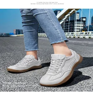 Comode sneaker casual bianche con suole in gomma marrone resistenti per piedi larghi all'aperto