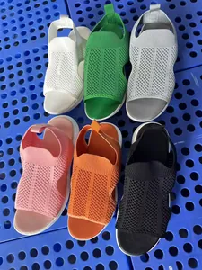 Detailansicht der atmungsaktiven Fly-Knit-Mesh-Plateausandalen in verschiedenen Farben