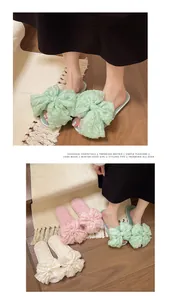 Primer plano de zapatillas de lino con lazo grande en colores menta y rosa